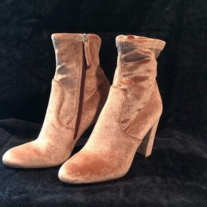 New, never worn Steve Madden pink velvet booties